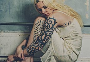 タトゥーを公開する女性