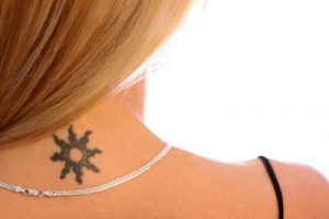 太陽のタトゥーが持つ意味とは？【デザイン画像あり】