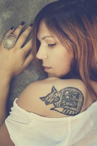 猫のタトゥーが入っている女性