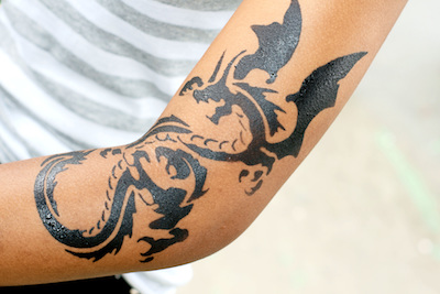 龍 ドラゴン のタトゥーの意味とは 昇り龍 宝珠のデザインに隠された秘密を解説 みんなのタトゥー