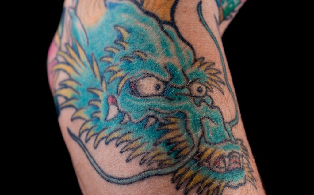 龍 ドラゴン のタトゥーの意味とは 昇り龍 宝珠のデザインに隠された秘密を解説 みんなのタトゥー