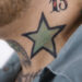 星のタトゥーを入れている男性